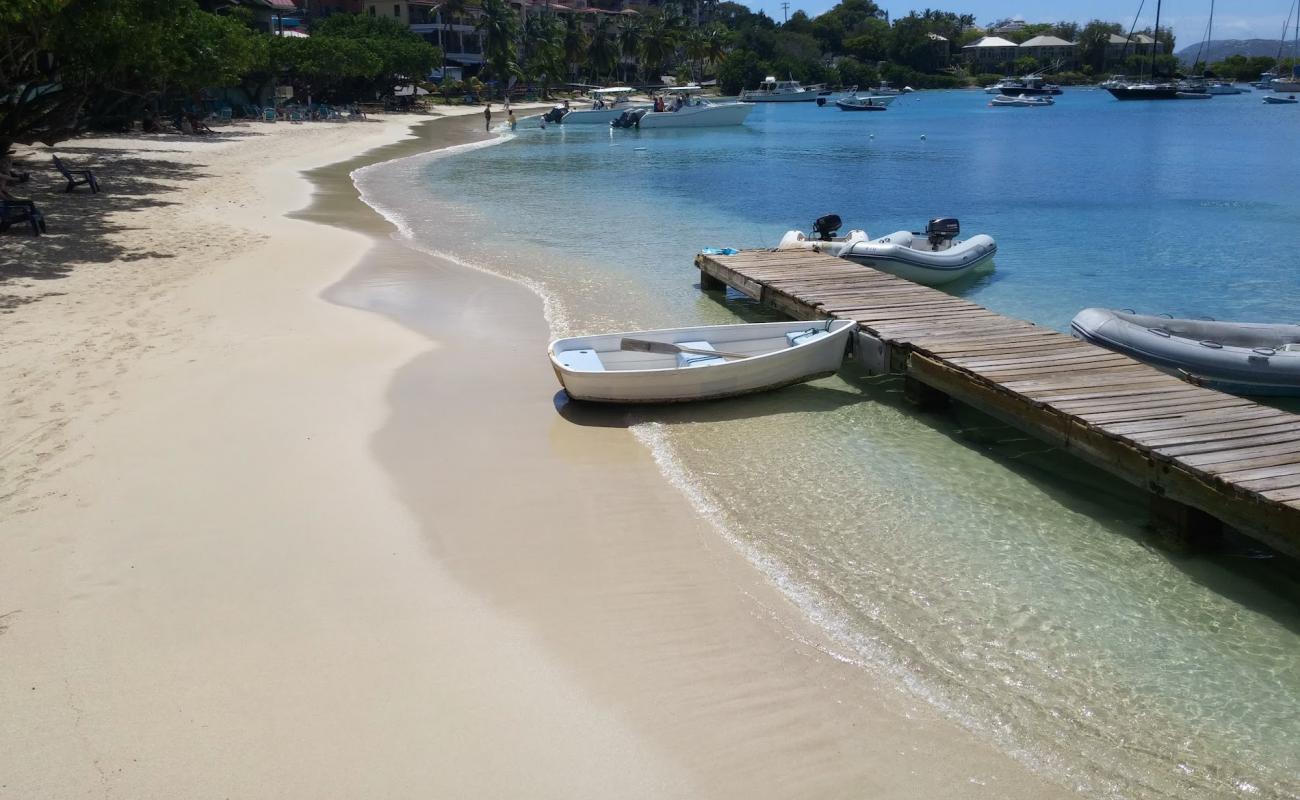 Photo de Cruz Bay beach avec sable fin et lumineux de surface