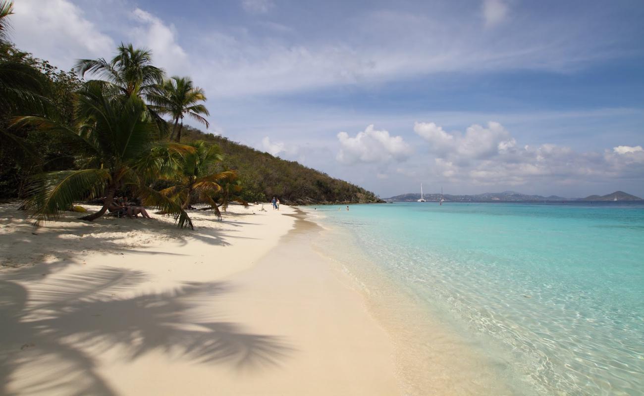 Photo de Salomon beach avec sable fin et lumineux de surface