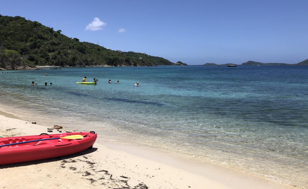 Photo de Hansen Bay beach avec sable fin et lumineux de surface