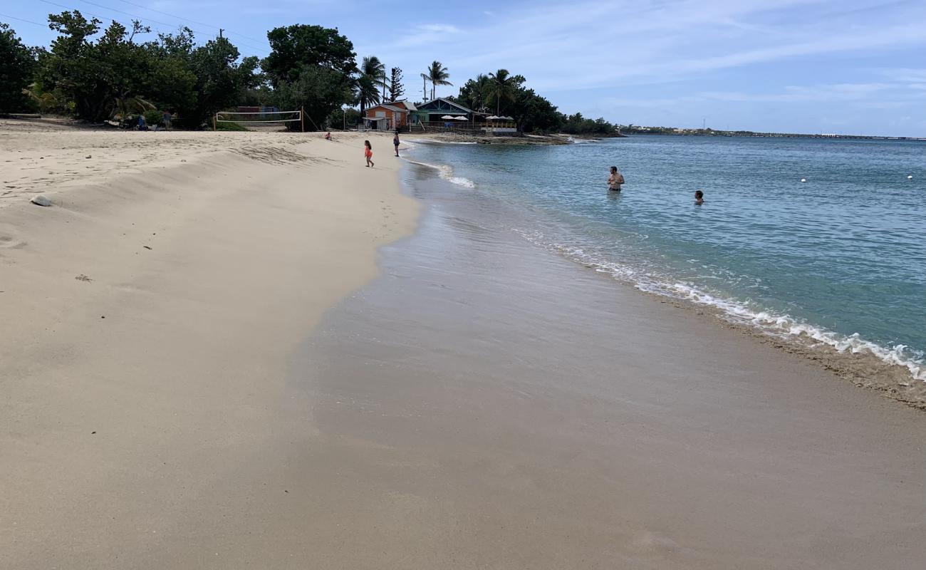 Photo de Rainbow beach avec sable beige fin de surface