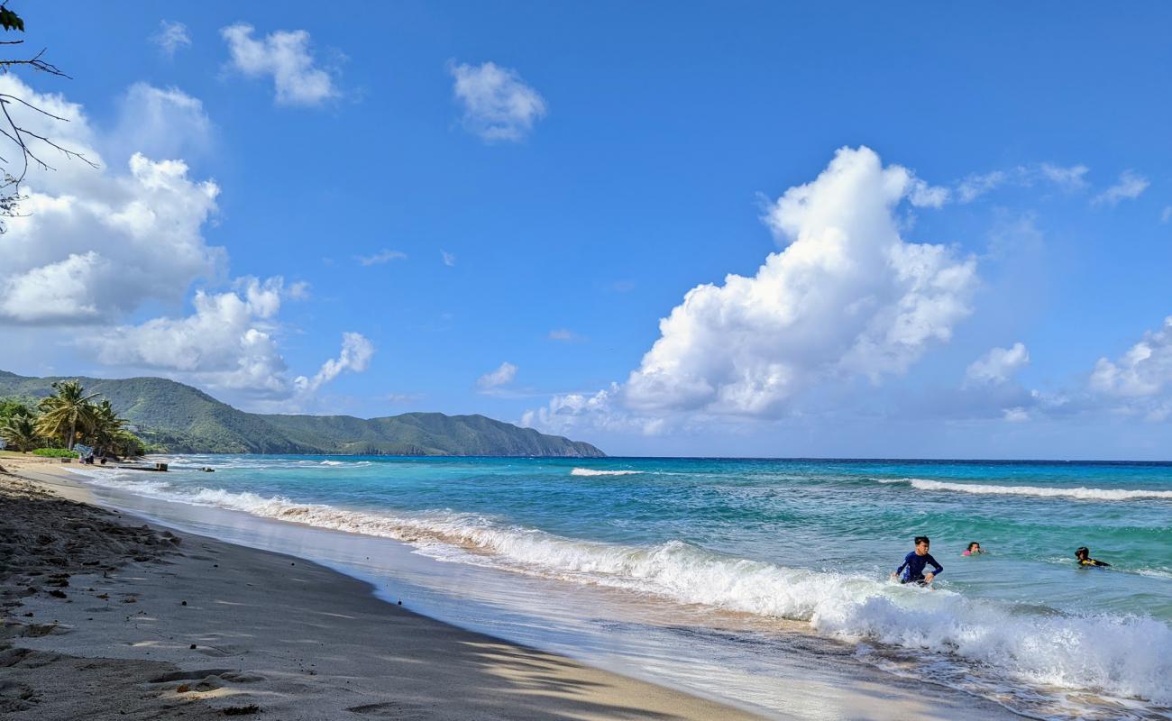 Photo de Cane Bay beach avec sable lumineux de surface