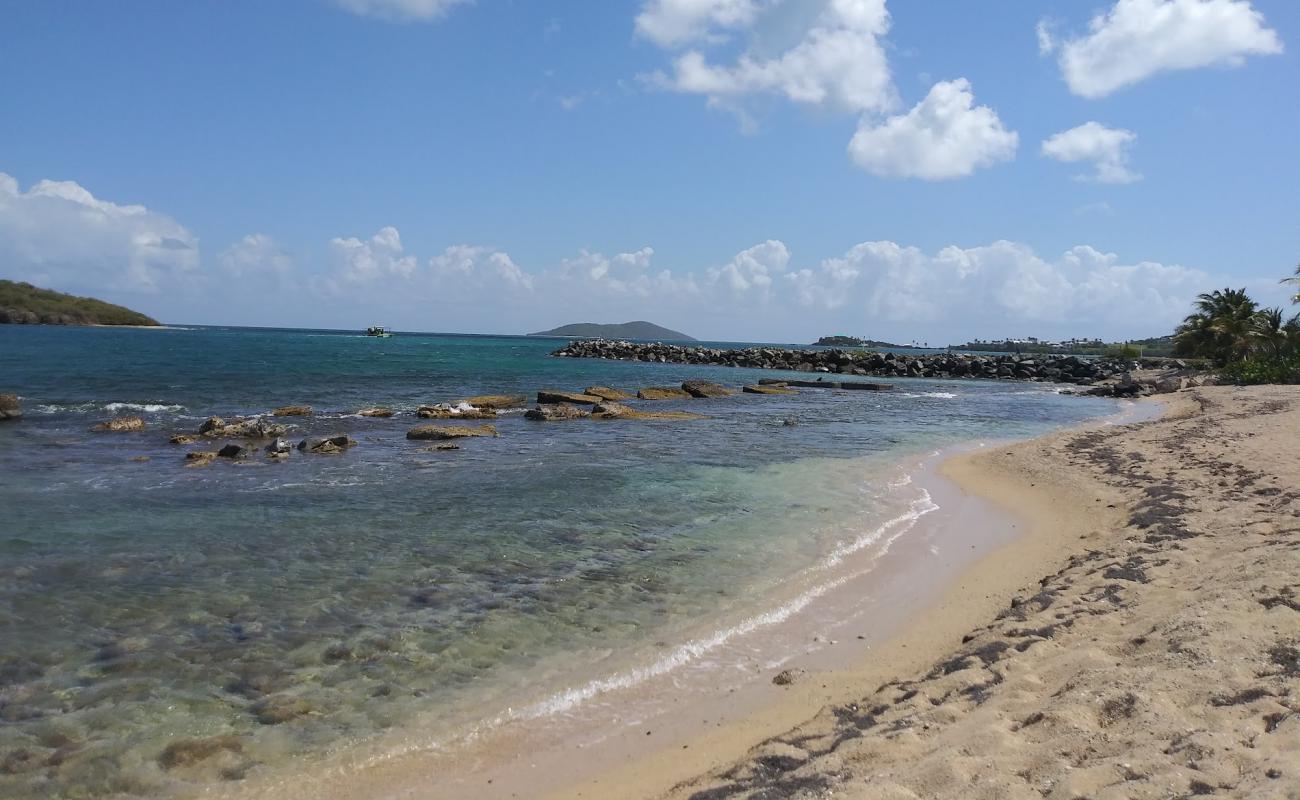 Photo de Tamarind Reef beach II avec sable beige & pierres de surface