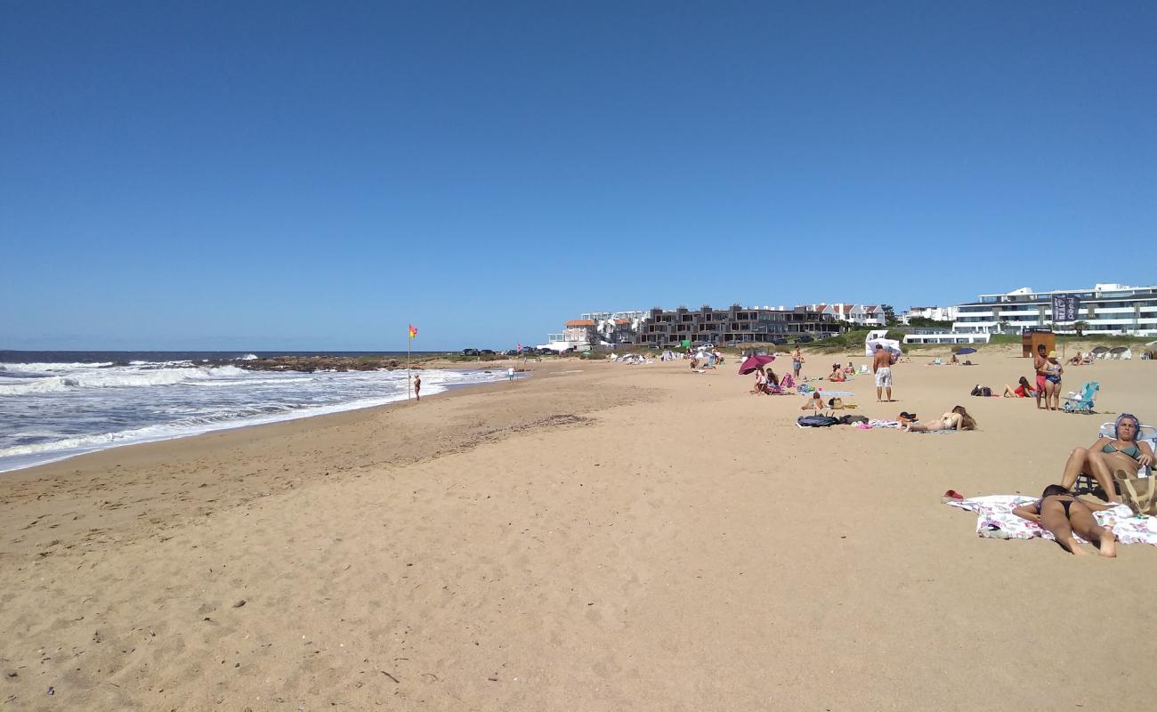 Photo de Montoya Beach avec sable lumineux de surface