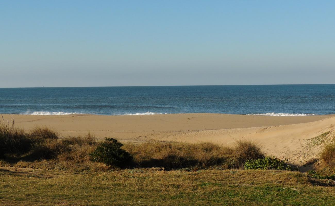 Photo de Balneario Buenos Aires Beach avec sable lumineux de surface