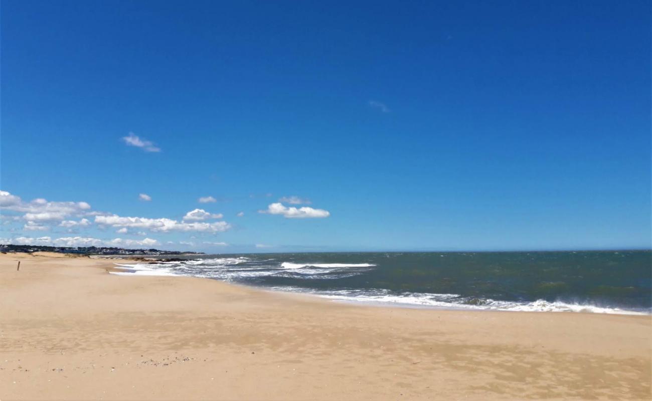 Photo de Balneario Santa Monica Beach avec sable beige de surface