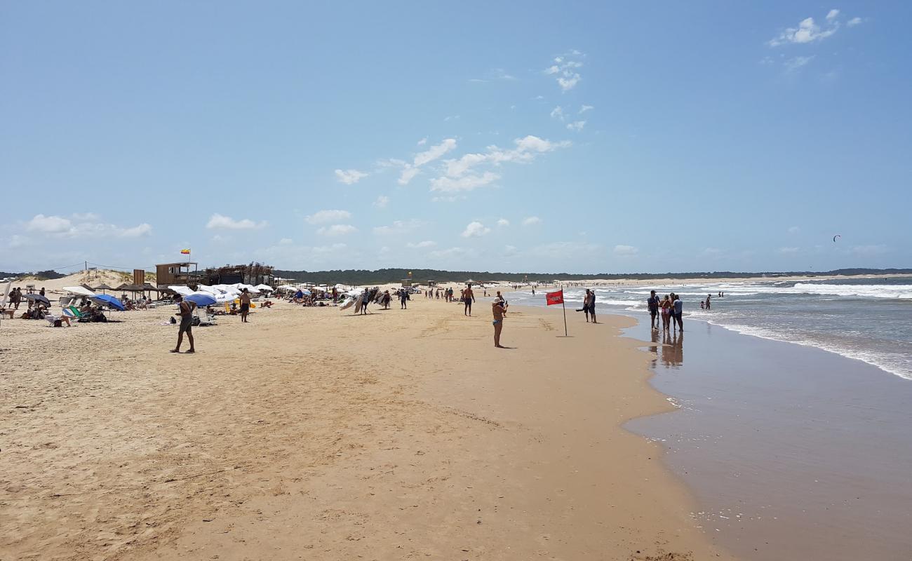 Photo de Brava de Jose Ignacio Beach avec sable beige de surface