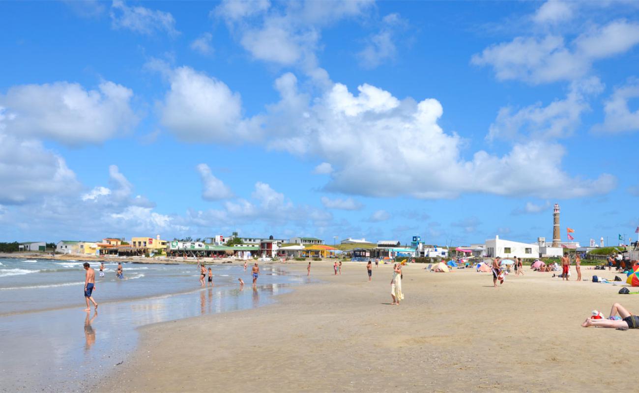 Photo de La Calavera Beach avec sable lumineux de surface