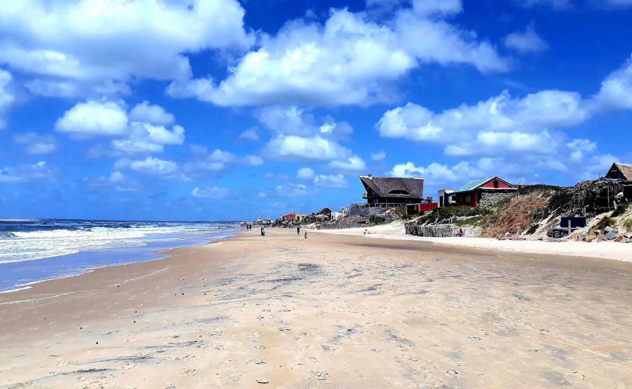 Photo de Aguas Dulces Beach avec sable lumineux de surface