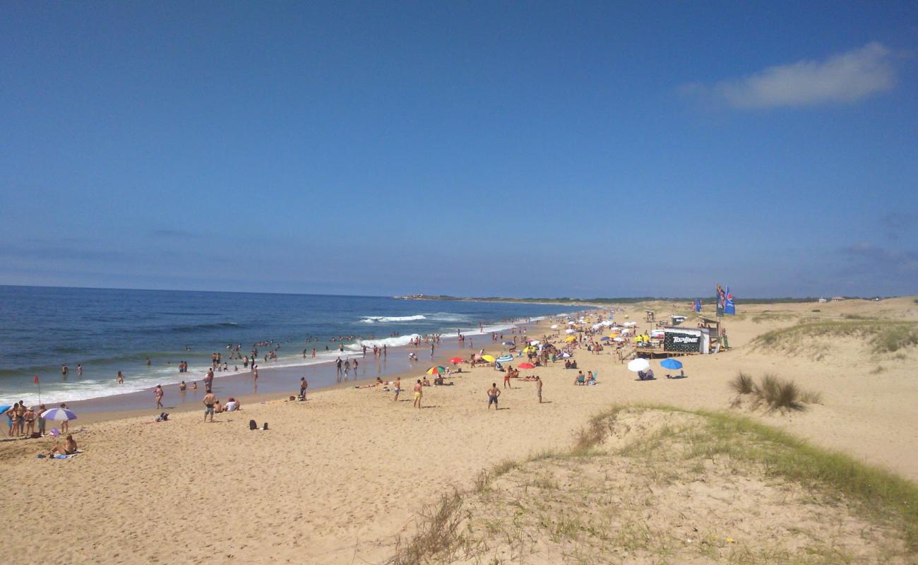 Photo de De la Viuda Beach avec sable beige de surface