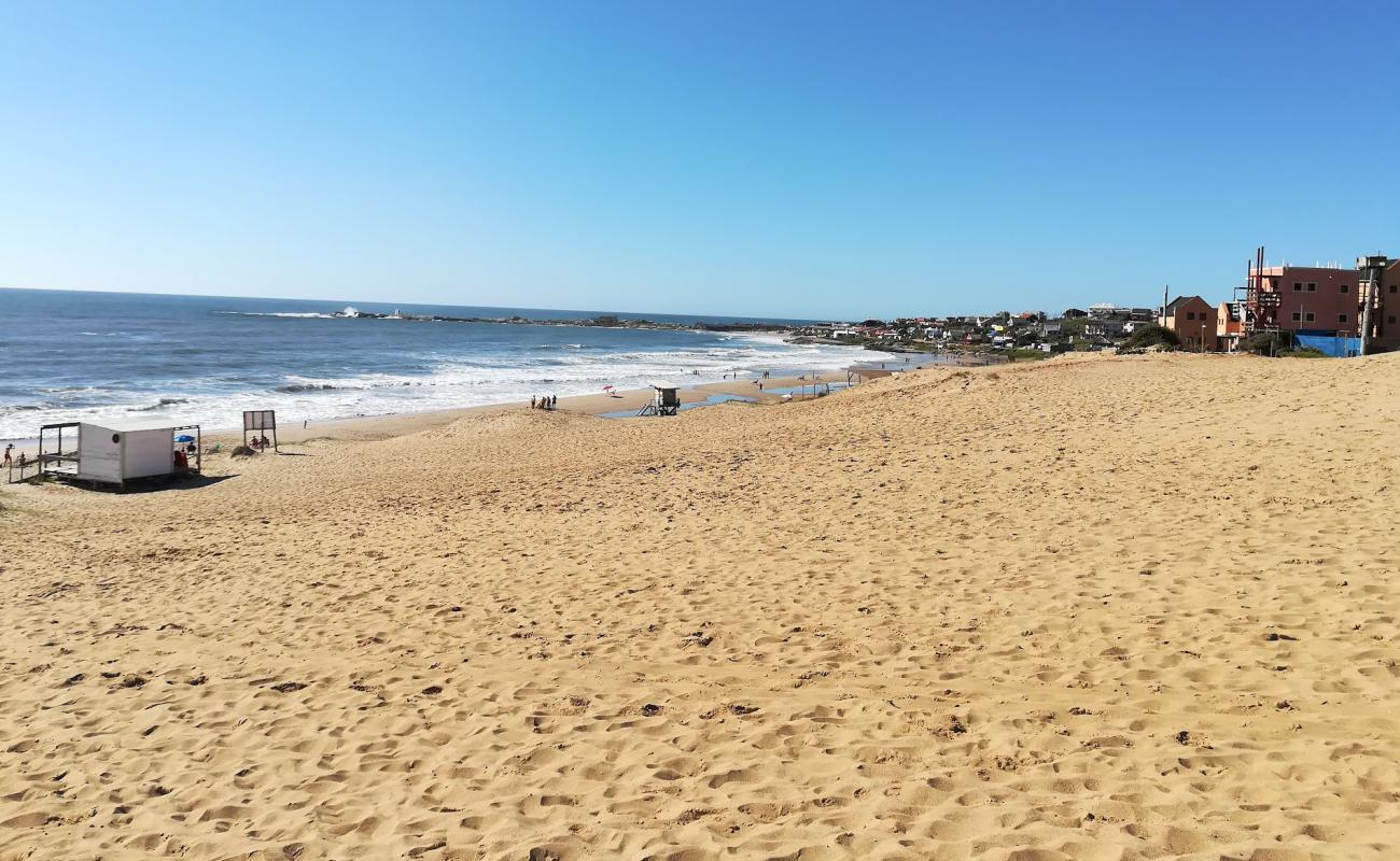 Photo de Del Rivero Beach avec sable beige de surface