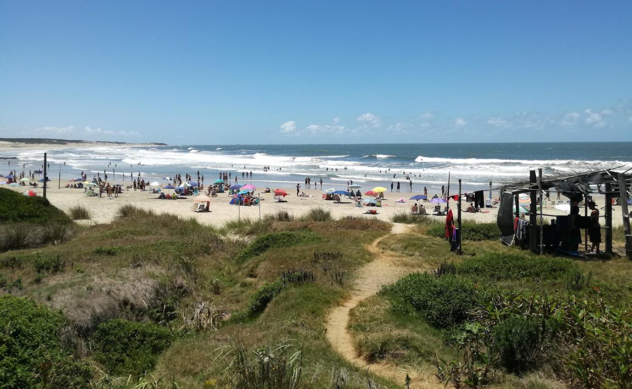 Photo de De La Moza Beach avec sable beige de surface