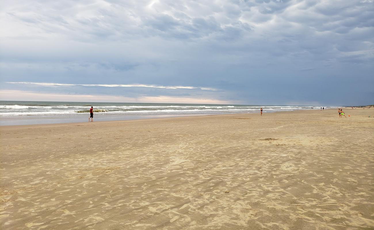 Photo de De la Barra Beach avec sable beige de surface
