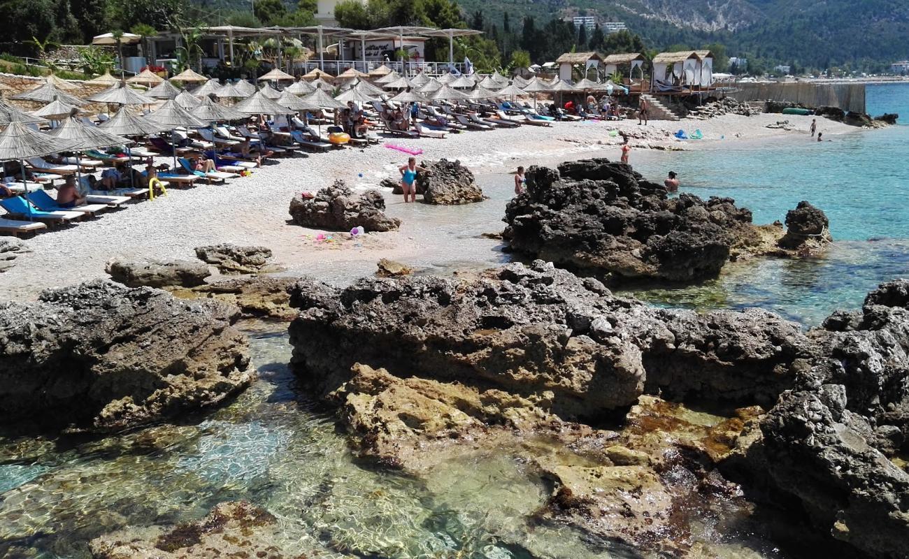 Photo de Empire Beach Resort avec sable beige & galets de surface