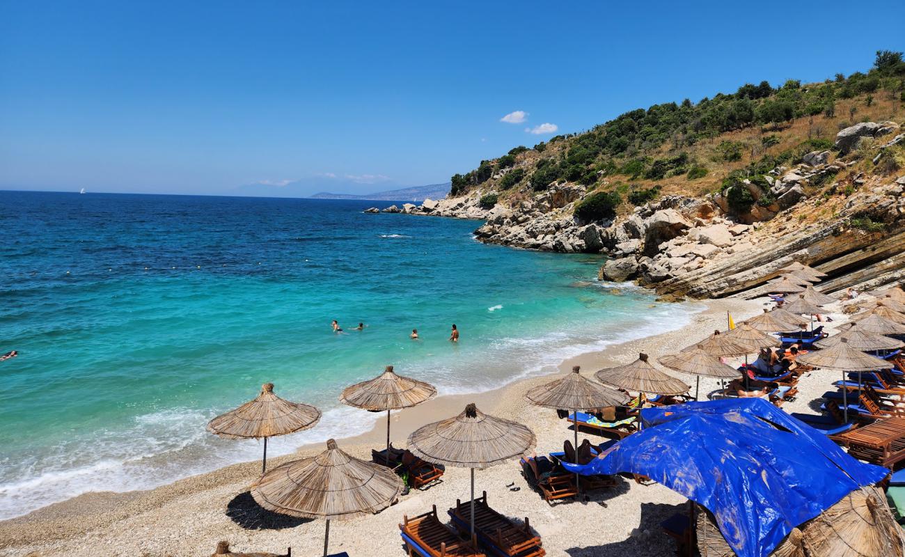Photo de Edon-Bina Beach avec petits galets gris de surface