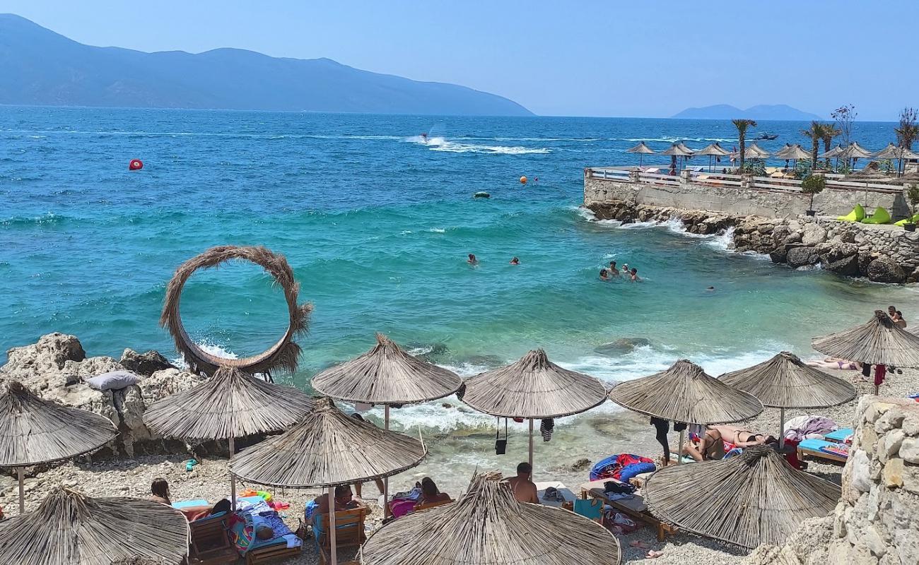 Photo de Vajana Beach avec petits galets gris de surface