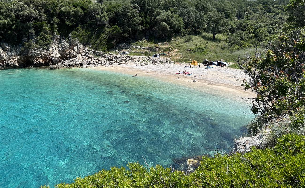 Photo de Gjiri i Brisanit avec petits galets beige de surface
