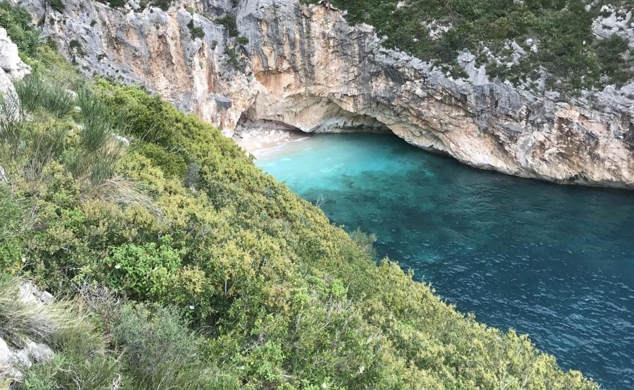Photo de Gjiri i Llovizit avec sable beige & pierres de surface
