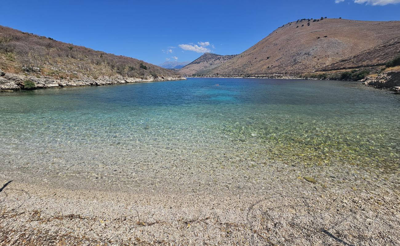 Photo de Beach Porto Palermos 3 avec petits galets beige de surface