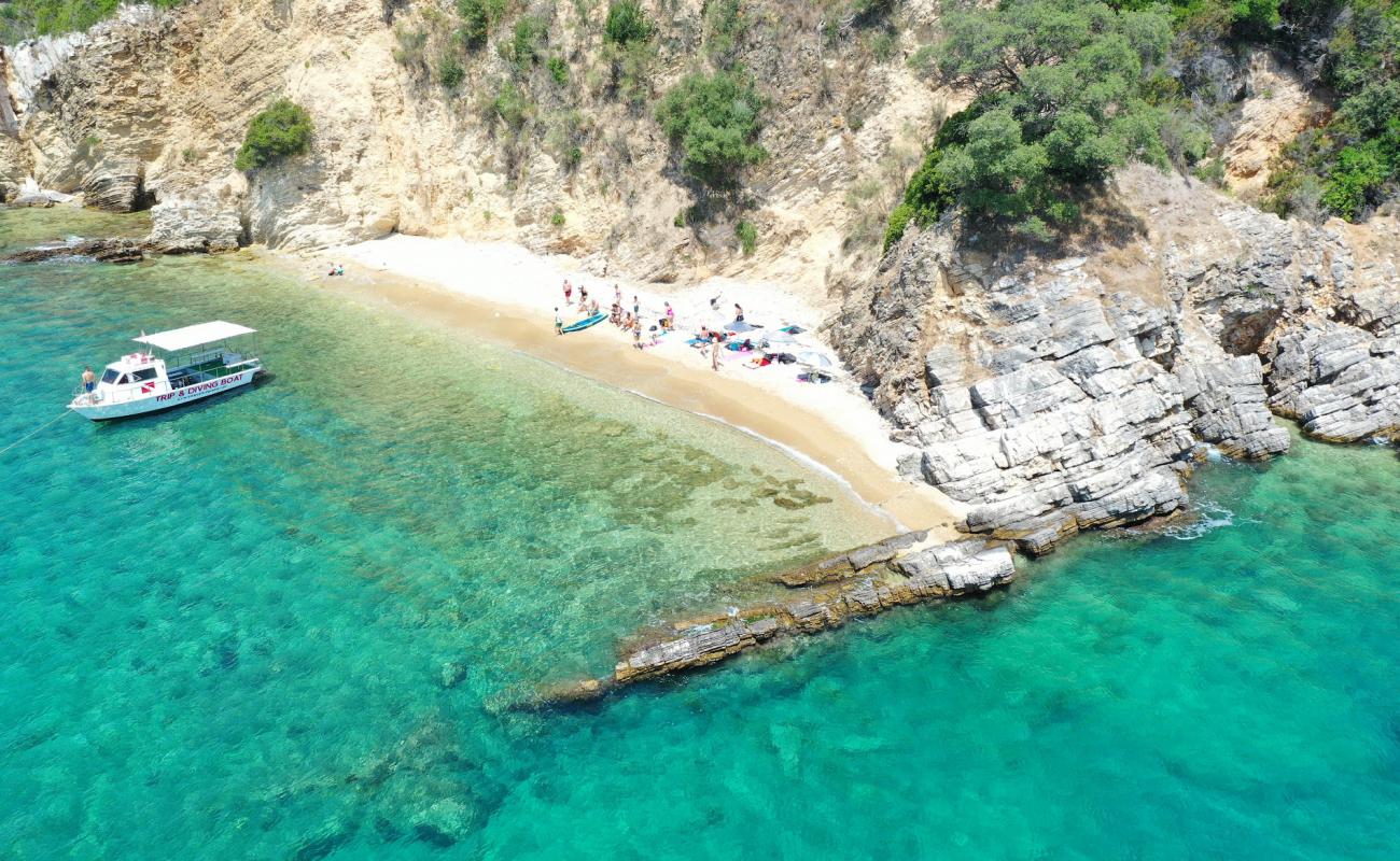 Photo de Tongo Beach avec sable beige de surface