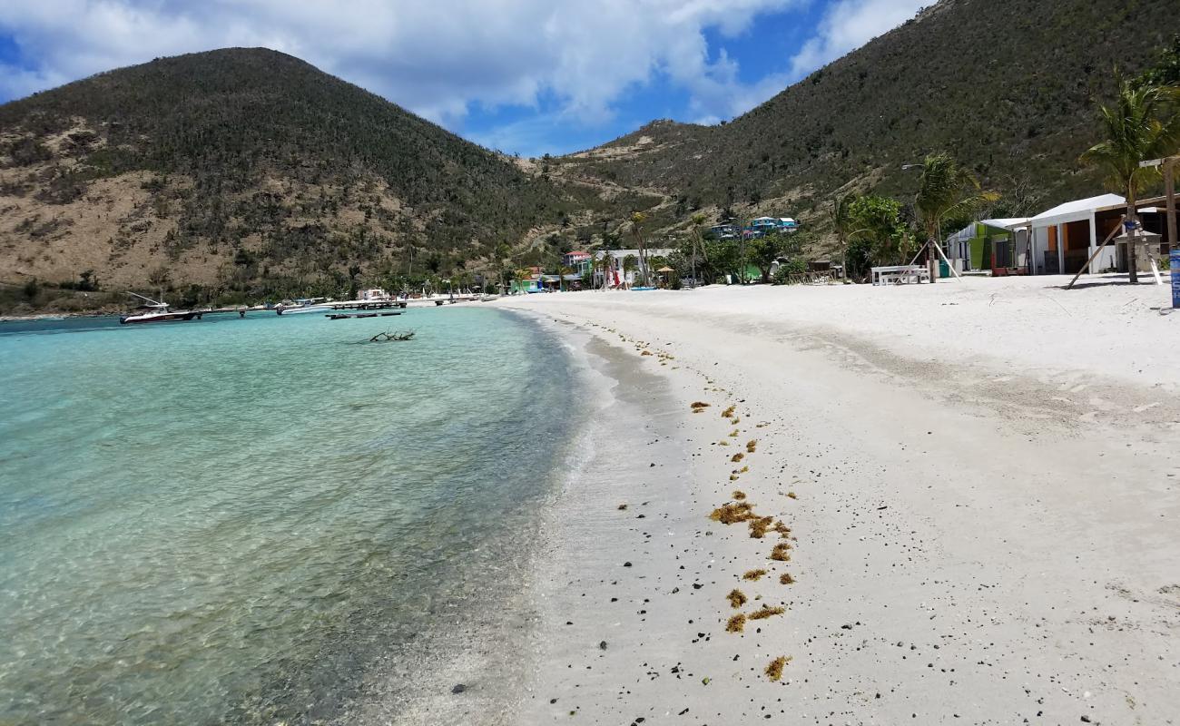 Photo de Great Harbour beach avec sable beige fin de surface