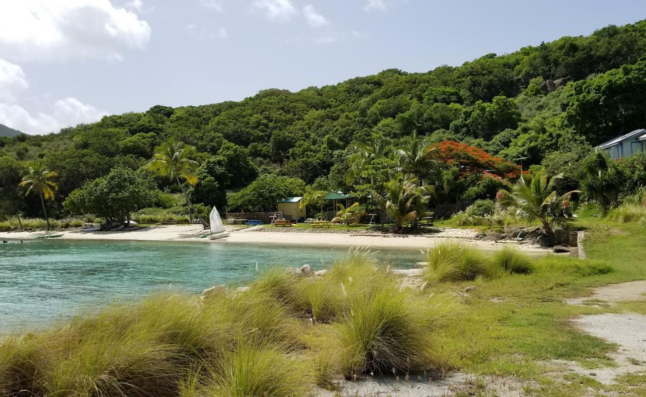 Photo de Diamond Cay beach II avec sable clair avec caillou de surface