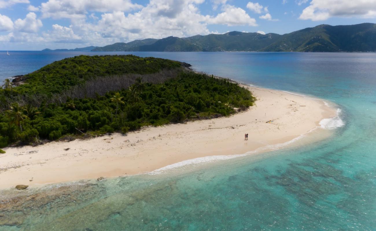 Photo de Sandy Cay beach avec sable fin et lumineux de surface