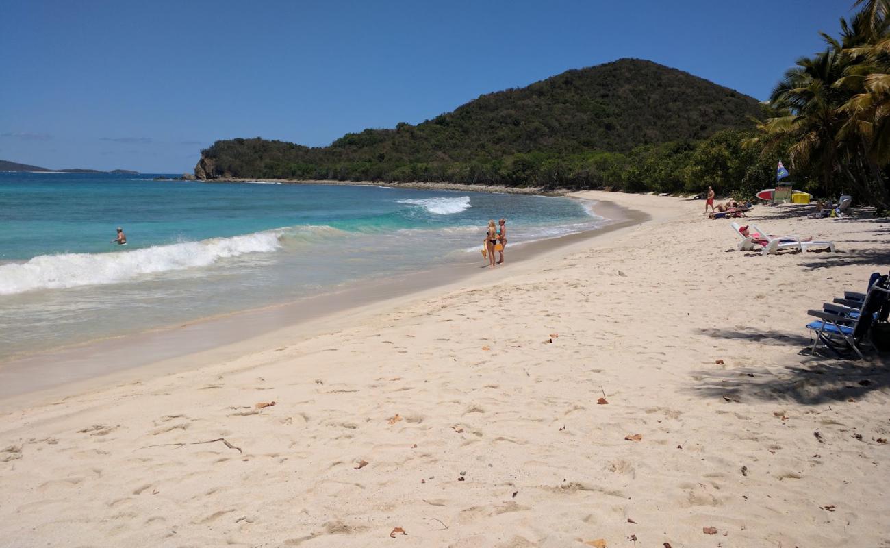 Photo de Plage de la crique des Smuggler's avec sable fin et lumineux de surface