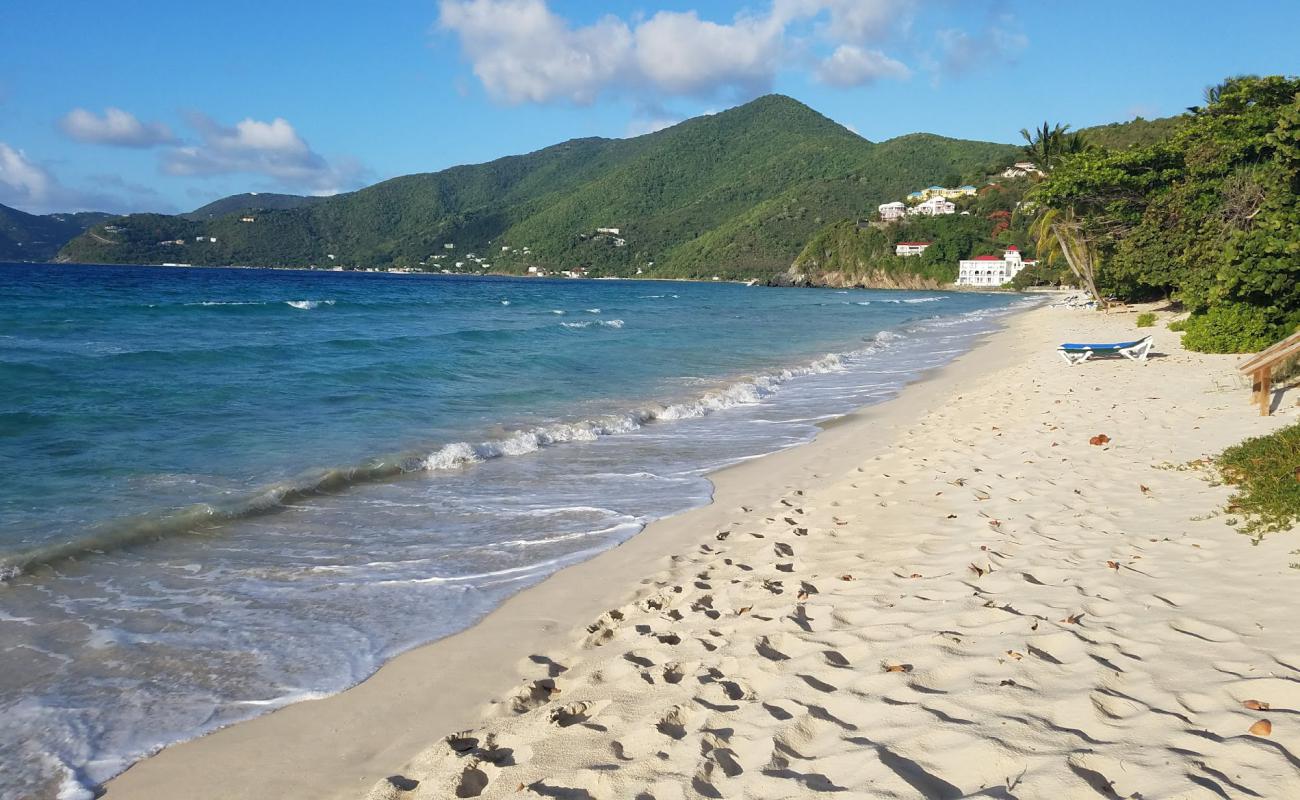 Photo de Long Bay beach avec sable fin et lumineux de surface