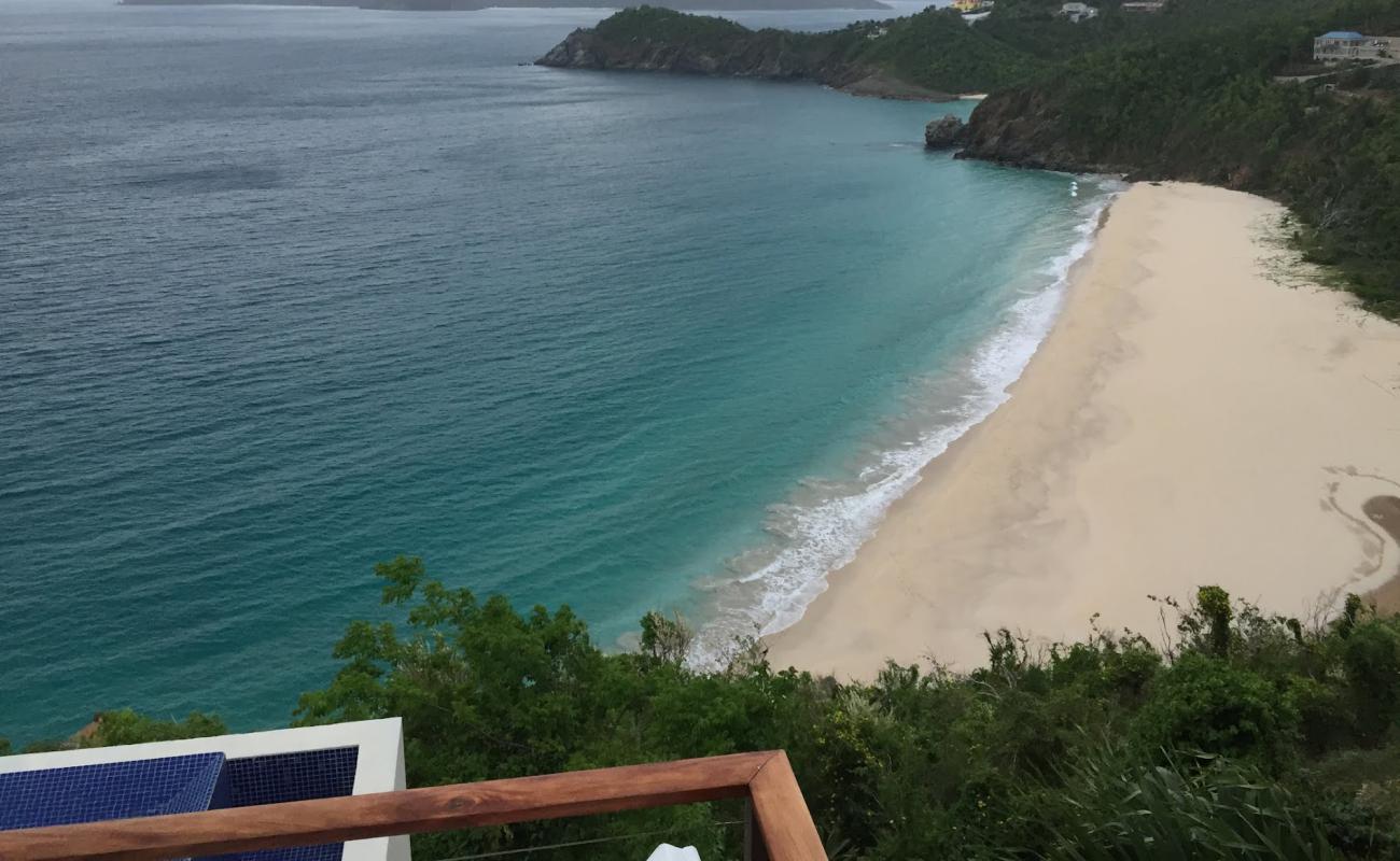 Photo de Trunk Bay beach avec sable fin et lumineux de surface