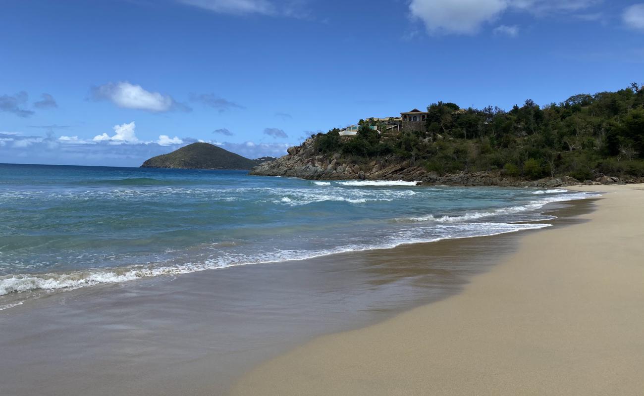 Photo de Little Bay beach avec sable beige fin de surface