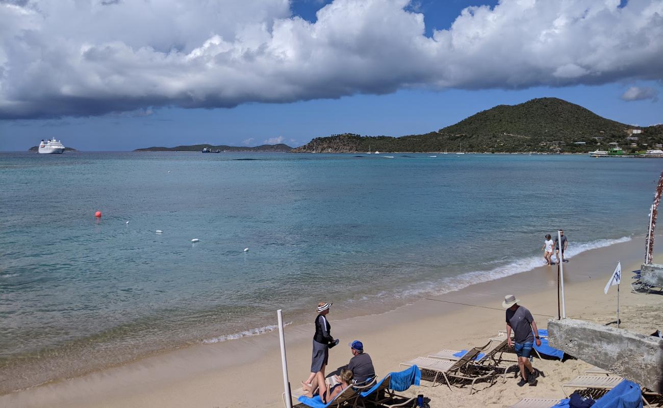 Photo de Fischer's Cove beach avec sable beige de surface