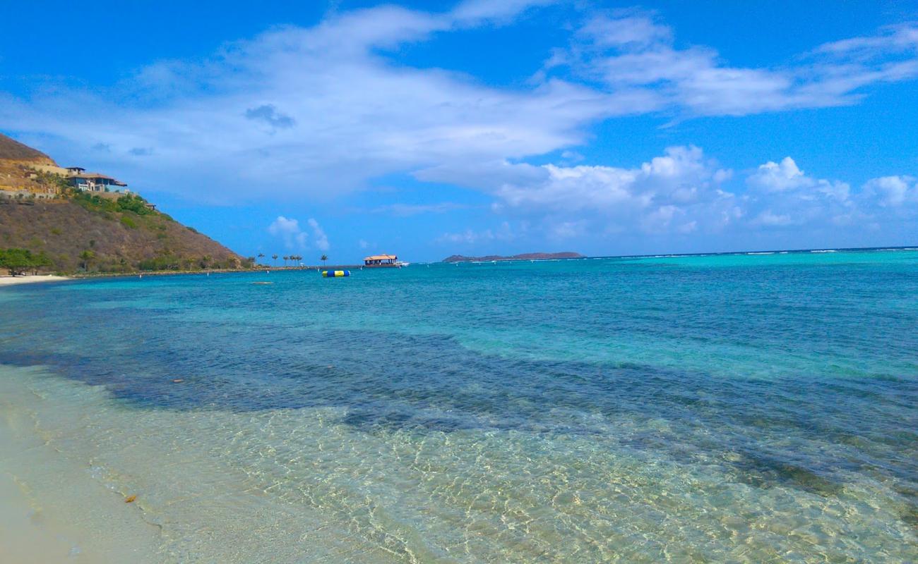 Photo de Plage d'Oil Nut Bay avec sable fin et lumineux de surface