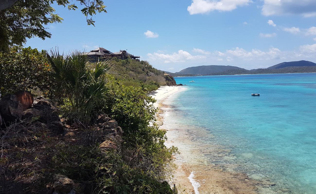 Photo de Necker Island beach avec sable lumineux de surface