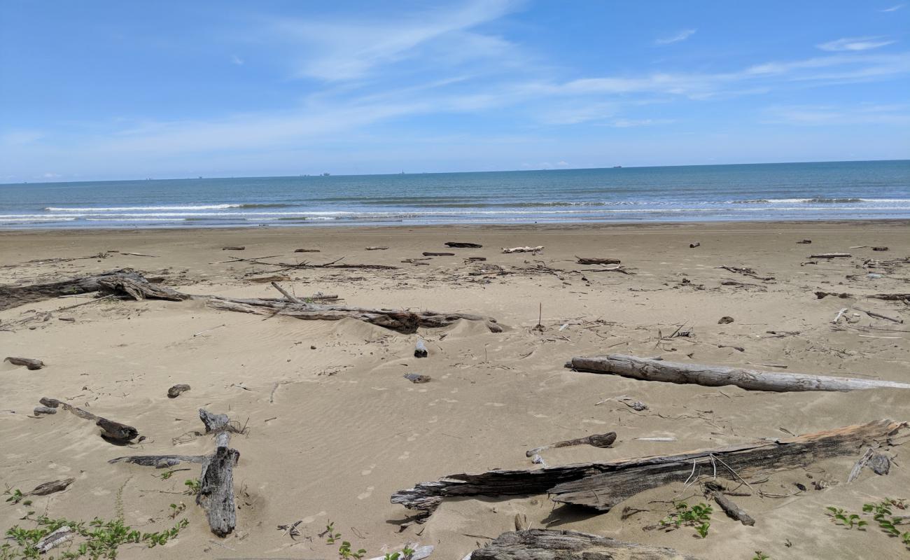 Photo de Belait Beach avec sable beige de surface