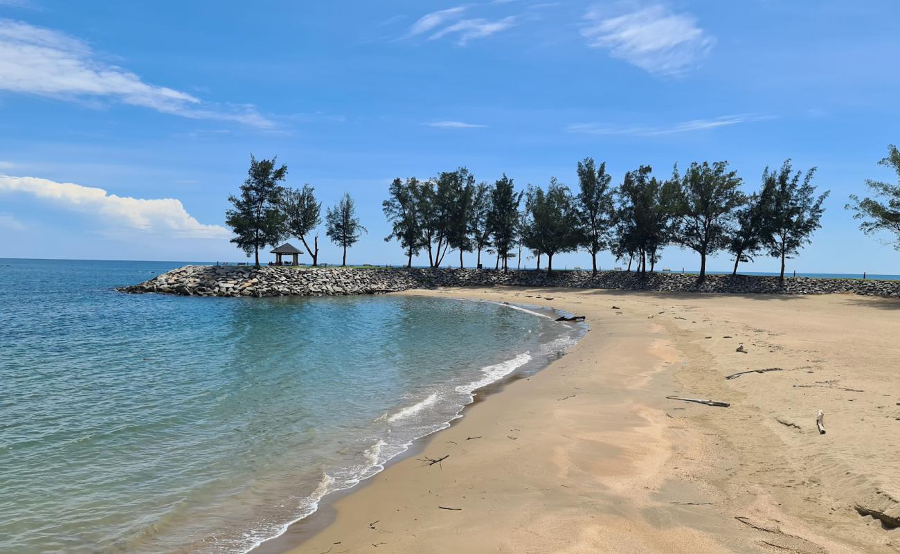 Photo de Empire Brunei Hotel Beach avec sable lumineux de surface