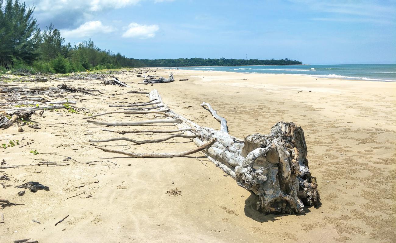 Photo de Tanjung Batu Beach avec sable lumineux de surface