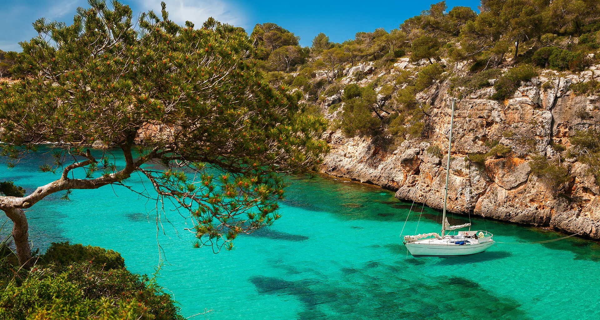 Yacht contre des falaises rocheuses