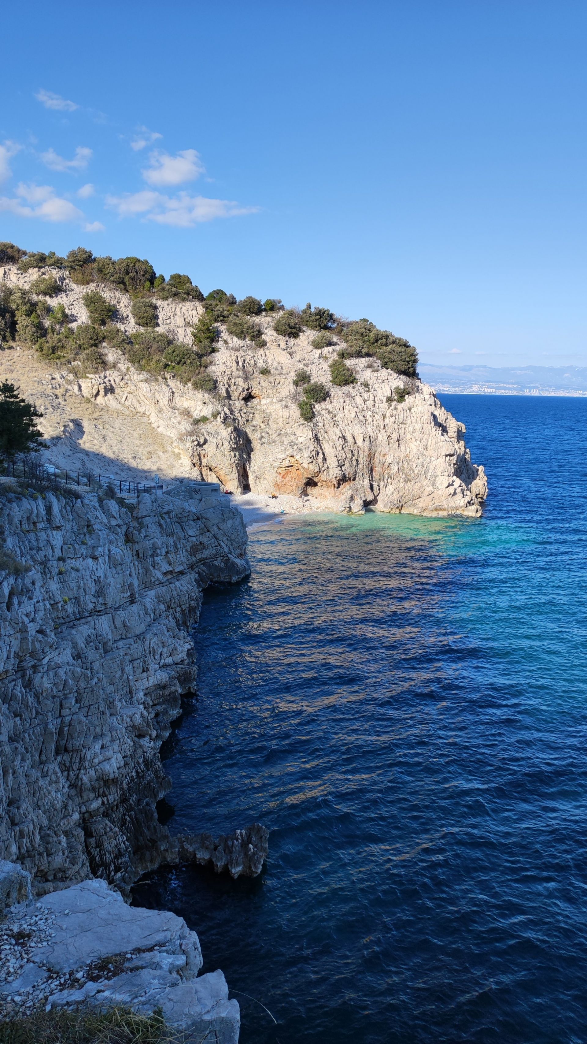Photo de Klancac beach avec un rivage spacieux