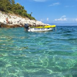 Photo de Jelenscica beach avec l'eau cristalline de surface