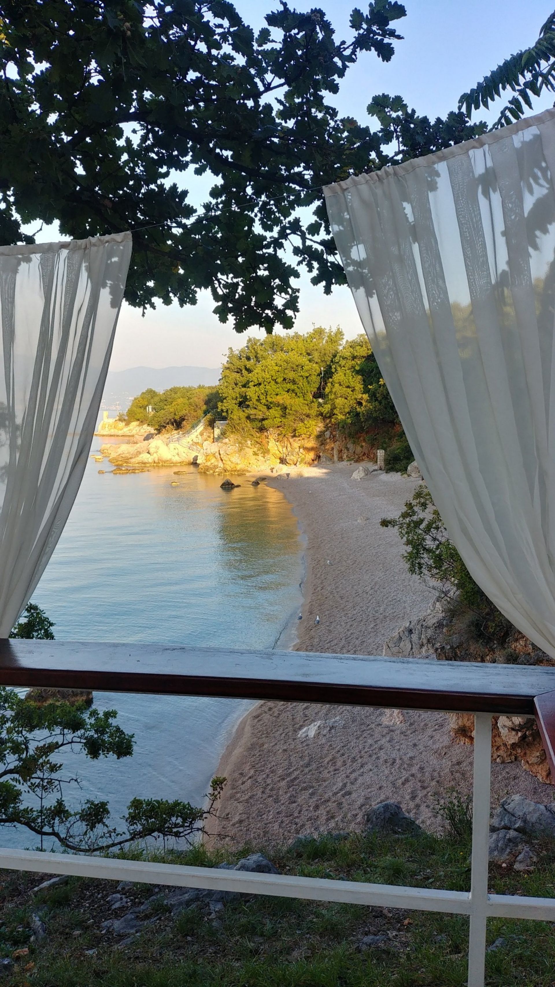 Photo de Kostrena beach - bon endroit convivial pour les animaux de compagnie pour les vacances