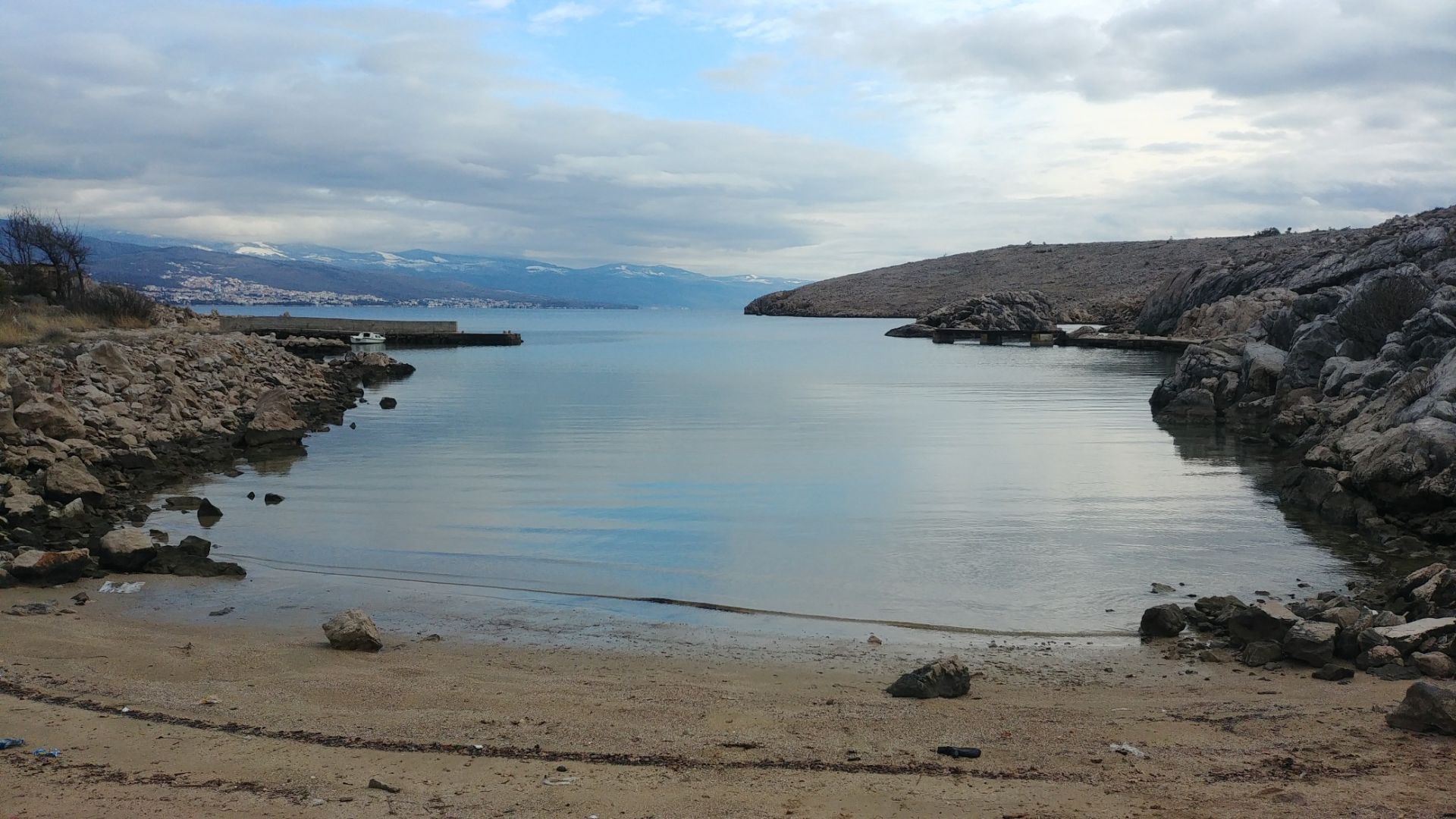 Photo de Rudine beach avec une baie minuscule