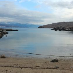 Photo de Rudine beach avec l'eau cristalline de surface