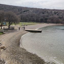 Photo de Konobe beach avec l'eau cristalline de surface