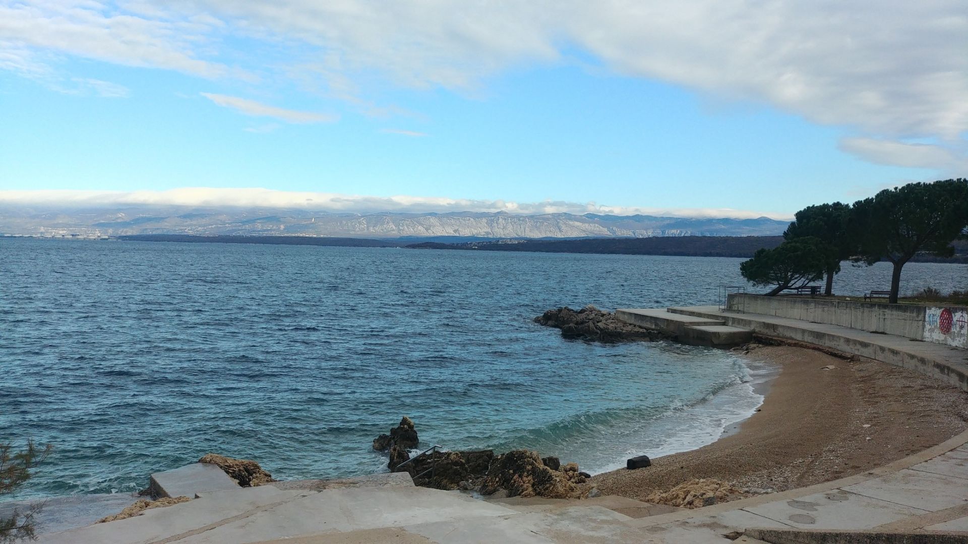 Photo de Uhlic beach avec plusieurs baies spacieuses