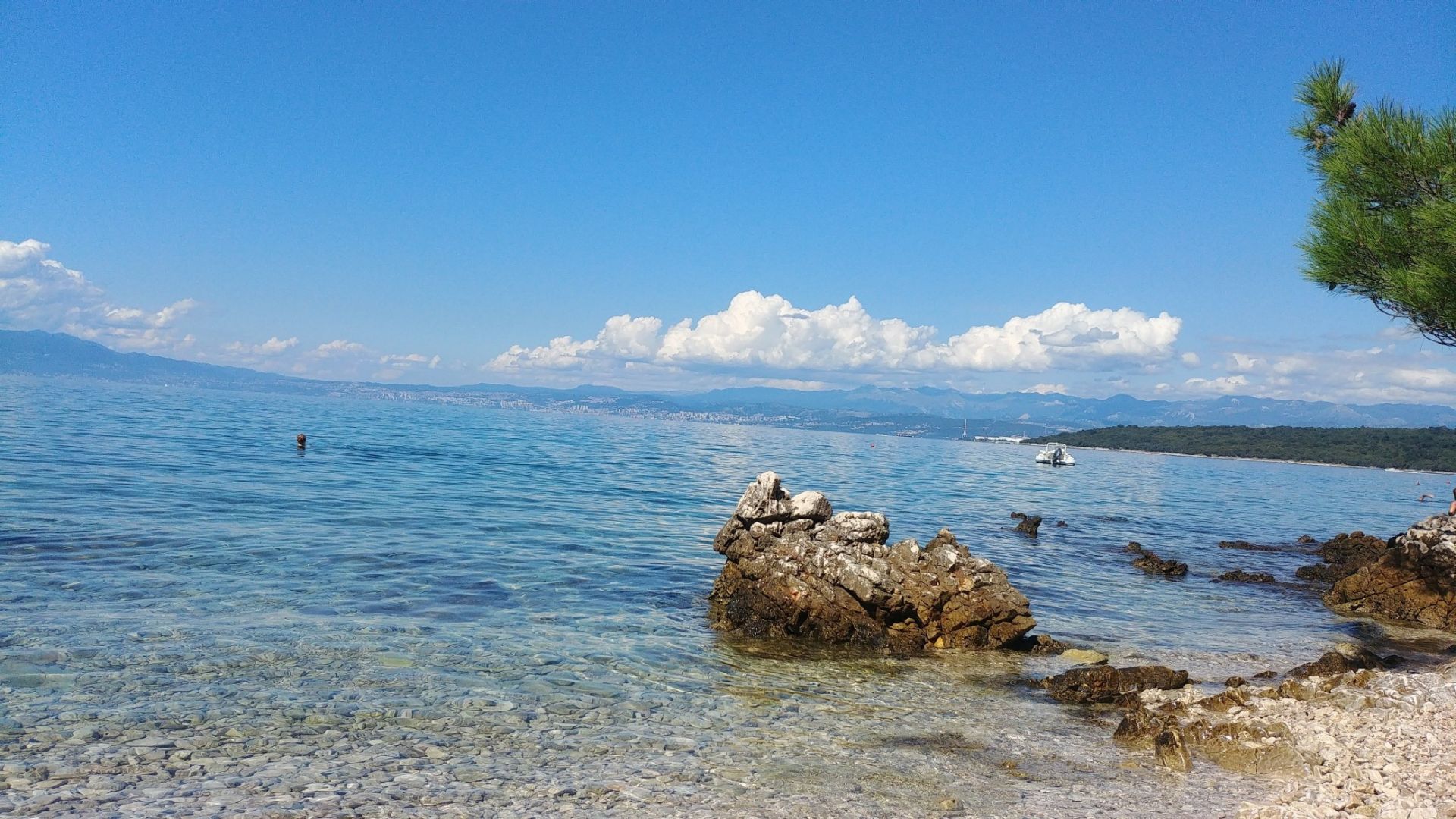 Photo de Njivice small beaches avec plusieurs baies spacieuses