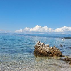 Photo de Njivice small beaches avec l'eau cristalline de surface