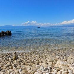 Photo de Njivice small beaches avec plusieurs micro baies