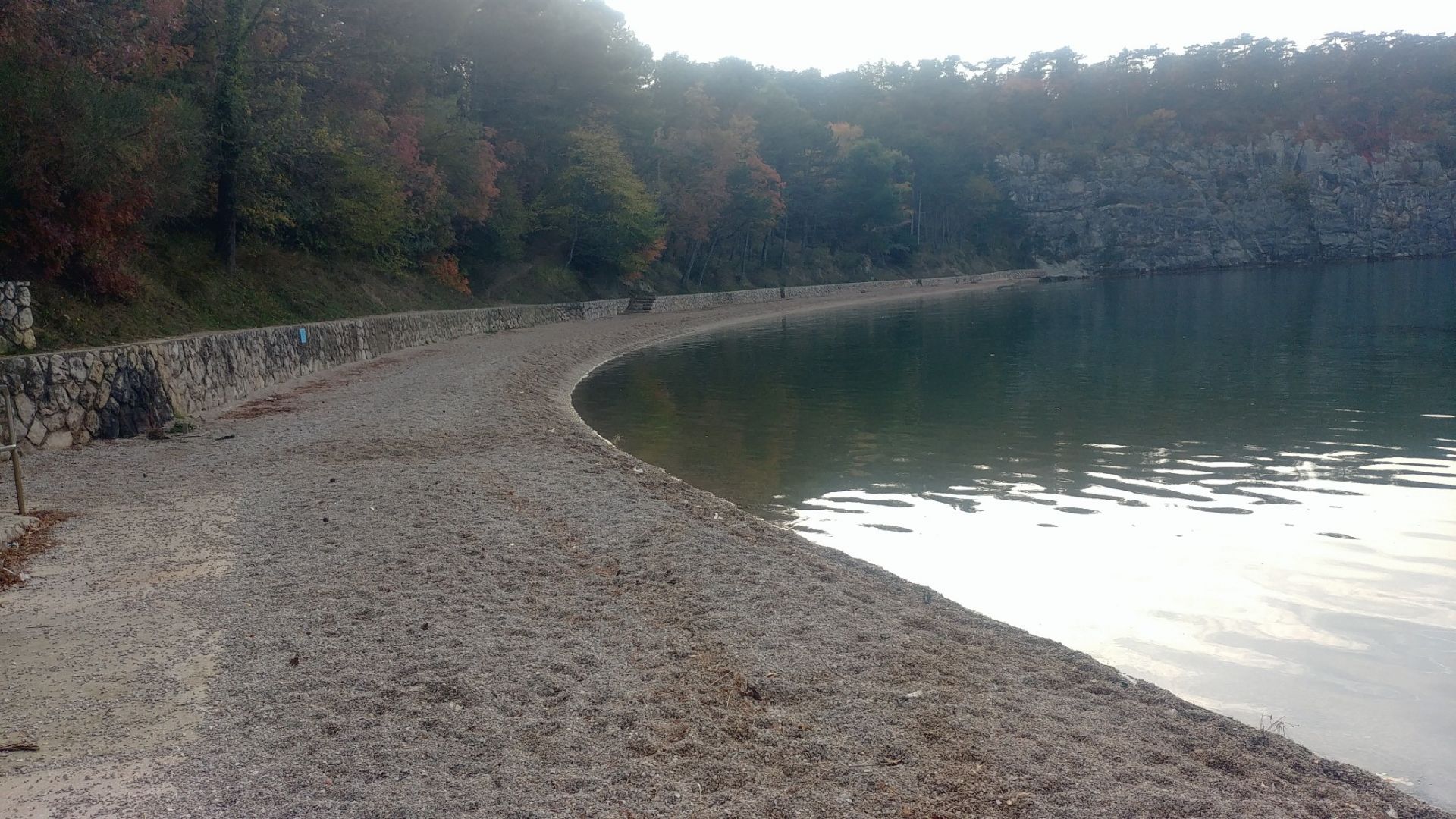 Photo de Pesja beach avec baie spacieuse