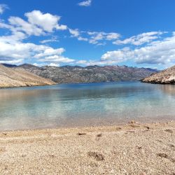 Photo de Baska slana beach avec petite baie