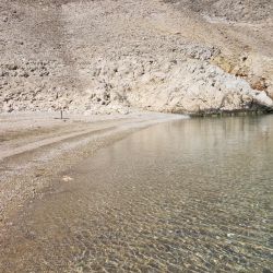 Photo de Baska slana beach avec l'eau cristalline de surface